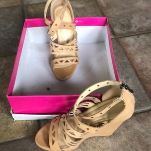 *Like New* - Chinese Laundry wedges